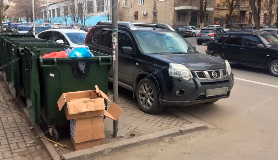Чи дозволена стоянка чорного автомобіля в цьому місці?