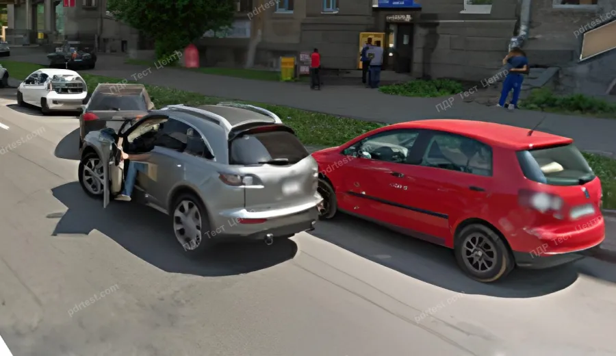 Чи дозволено водієві сірого автомобіля зупинитись у цьому місці?