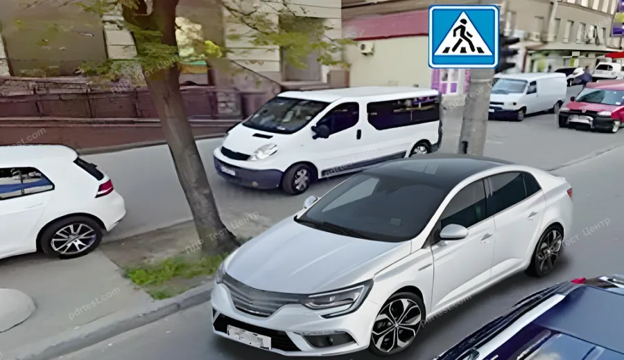Чи дозволено водієві сірого автомобіля зупинитись у цьому місці?
