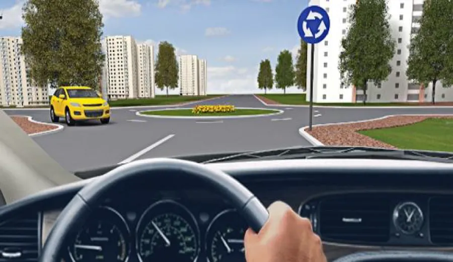 How should the driver of the yellow vehicle act in this situation?