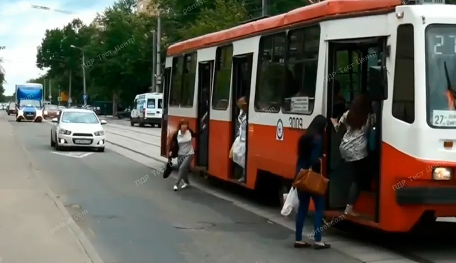 В данном случае водитель белого автомобиля может продолжить движение только тогда, когда пешеходы покинут проезжую часть и в трамвае закроются двери.