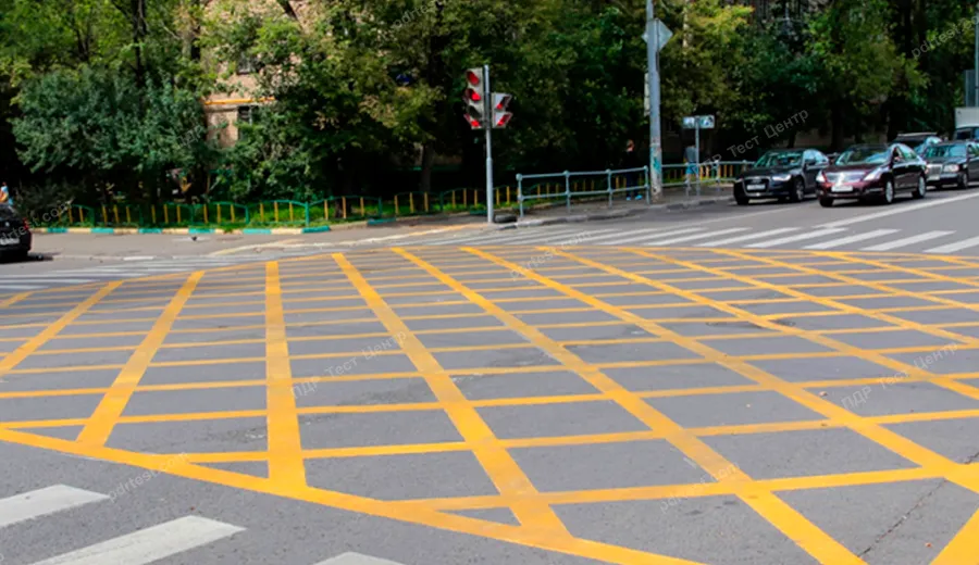 Is it permitted to drive onto this horizontal road marking at intersections during traffic congestion?