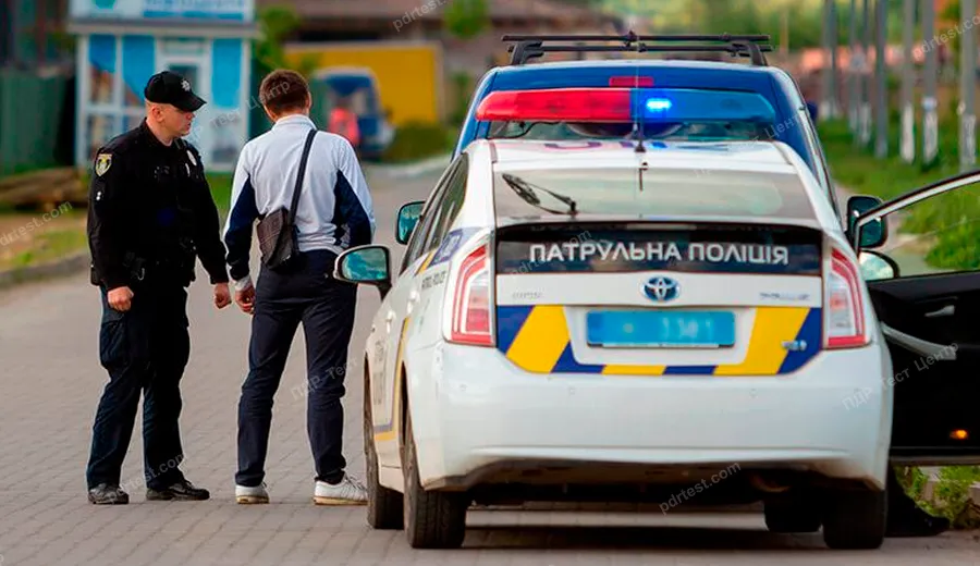 Вы остановились по требованию полицейского. Включите ли вы аварийную световую сигнализацию?