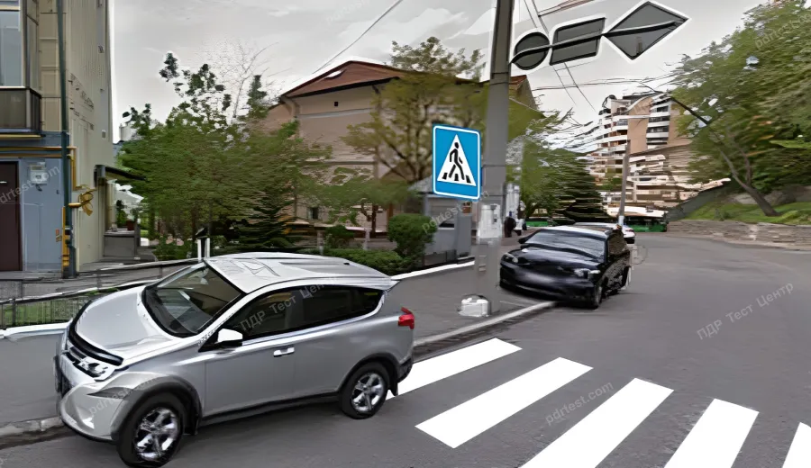 Разрешено ли водителю серого автомобиля выполнить остановку в этом месте?